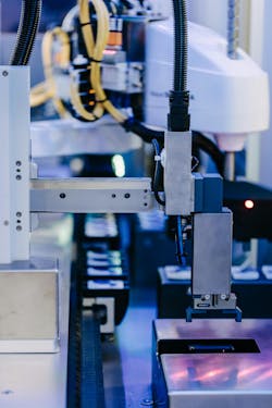 The FlexChassis demo machine allows users to add an additional product, which is grasped by a robot gripper and added to the next free XTS mover, but then rejected when it fails inspection. (&copy; Beckhoff, 2023)