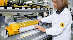 Aw 82032 Pilz F Press Employee Production Pss 4000 Cold1 2015 06 Web