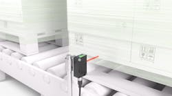 Conventional retro-reflective photoelectric sensors often detect film-wrapped pallets unreliably. The reason for this is the depolarizing property of the tensioned film. Thanks to its special optics, the new Leuze 36 series retro-reflective photoelectric sensor masters this challenge without problem.